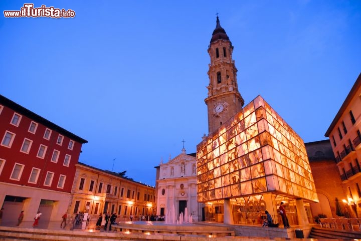 Immagine Il campanile barocco della Seo, la Cattedrale del Salvatore, svetta sugli altri edifici di Saragozza by night - © nhtg / Shutterstock.com