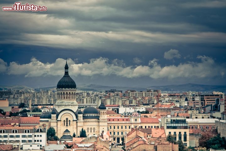 Immagine Skyline di Cluj Napoca, Romania  - Una suggestiva foto panoramica della skyline di Cluj Napoca in cui si possono ammirare alcuni dei suoi principali edifici e palazzi storici che spiccano fra abitazioni di vecchia e recente costruzione © Adrian Ciorba / Shutterstock.com