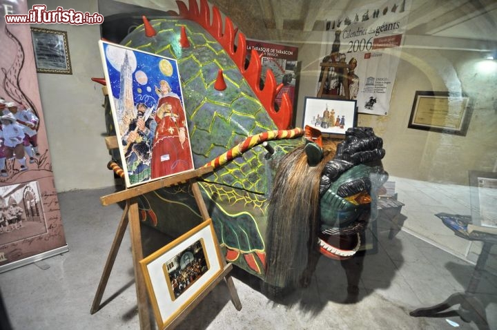 Immagine La Tarasca che sfila durante la festa di Tarascon in Provenza: è esposta in Rue des Halles 15, nel cosiddetto "antre de la Tarasque", ma in occasione di Santa Marta percorre la via della città, mossa da 8 uomini, nella ricostruzione del miracolo di Santa marta di Betania