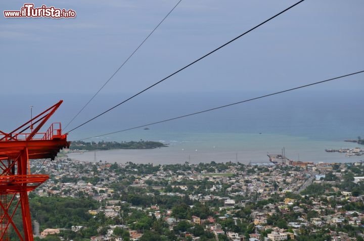 Immagine La Teleferica di Puerto Plata, Repubblica Domincana - La teleferica costruita da una ditta milanese, permette di salire, dominando Puerto Plata, sulla vetta del monte Isabel De Torres, ad una altezza di 2565 piedi sul livello del mare