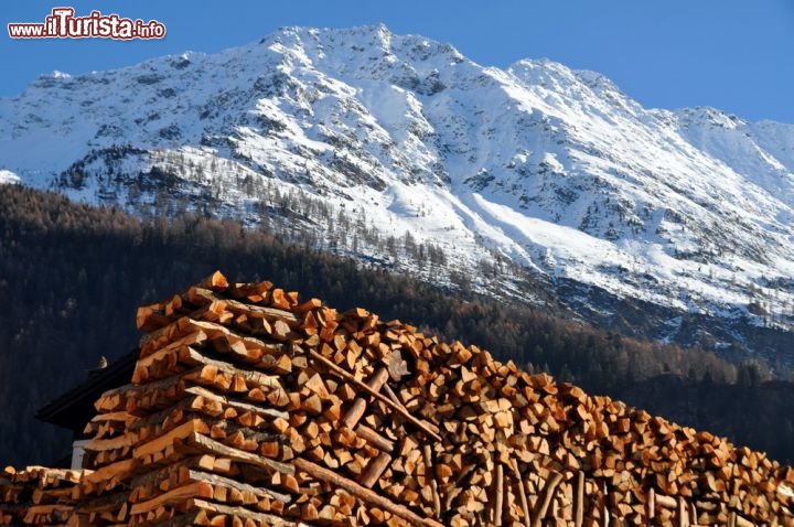 Immagine La Thuile: un deposito legna in inverno
