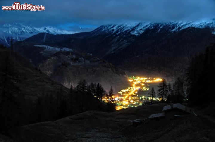 Immagine La Thuile fotografata di notte, come si può ammirare dalla strada che scende dal Piccolo San Bernardo in Valle d'Aosta