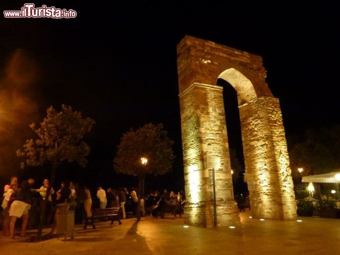 Immagine La Torre a Numana, arco ogivale di origine medievale, di sera