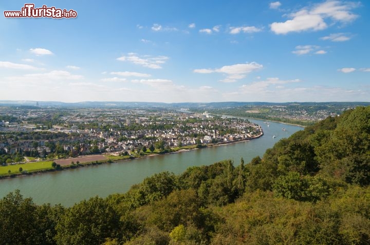 Immagine La Valle del Reno vicino a Coblenza. Nella storica città della Renania-Palatinato, avviene la confluenza del grande fiume con la Mosella, praticamente ad una novantina di km dal confine tra la Germania con Il Lussemburgo ed il Belgio - © Harald Lueder / Shutterstock.com