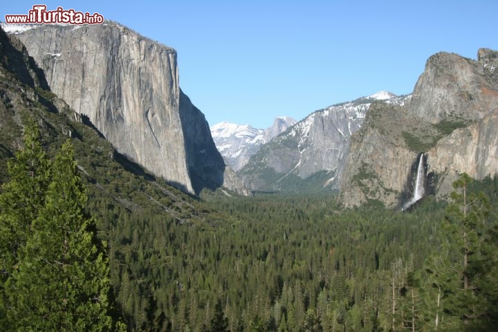 Immagine La Yosemite Valley e sulla destra la cascata Brideveil in California - © urosr / Shutterstock.com