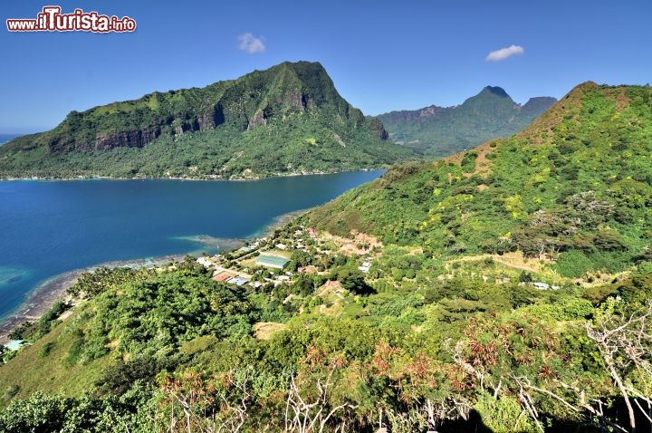 Immagine La baia di Moorea dove arrivò James Cook , e dove sono stati girati, alcuni dei film sugli ammutinanti del Bounty