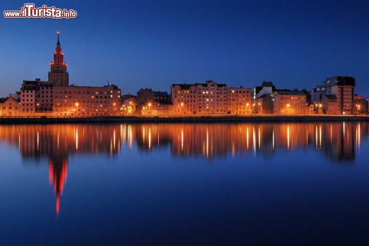 Immagine La banchina del fiume Daugava a Riga in Lettonia. Il fiume principale della regione nasce dalle colline di Valdai e quando raggiunge la capitale sfocia in mare, nel centro del Golfo di Riga - © Nikonaft / Shutterstock.com