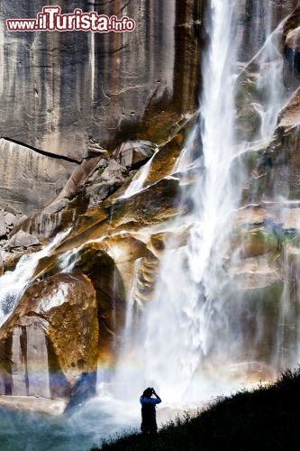 Immagine La base della grande cascata di Yosemite, in California (USA). Il salto d'acqua, che però si asciuga in estate, supera i 700 metri di altezza! - © fabernova / Shutterstock.com