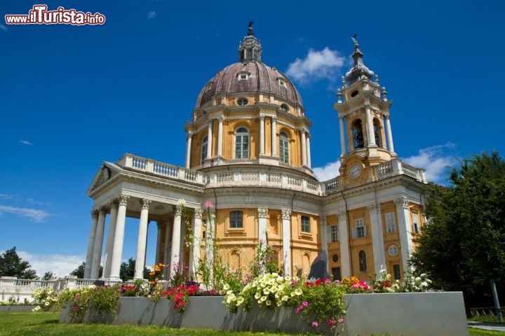 Immagine La Basilica di Superga si trova a est di Torino, in cima all'omonimo colle. Progettata nel 1715 su commissione di Re Vittorio Amedeo II, in segno di ringraziamento alla Vergine per la vittoria riportata sui francesi nel 1706, la basilica ha dimensioni imponenti: è alta 75 metri e lunga 51, è ben visibile dal centro città e offre a sua volta un panorama magnifico su Torino e le Alpi - © lsantilli / Shutterstock.com