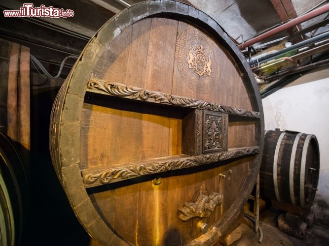 Immagine La botte piu antica del mondo a Riquewihr, Alsazia - In uno dei paesi francesi più conosciuti per la produzione di vini pregiati, ottenuti grazie agli acini dei vigneti che impreziosiscono le dolci colline del borgo, non poteva che trovarsi anche la più antica botte del mondo qui ritratta in un particolare delle sue splendide decorazioni in legno © joeborg / Shutterstock.com