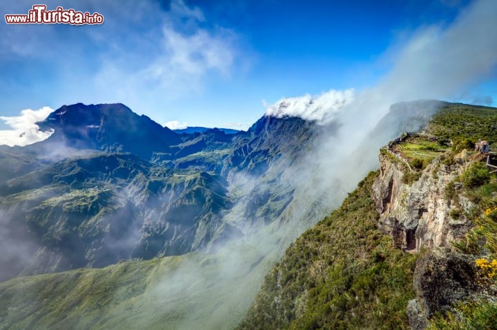 Immagine La Réunion, Isole Mascarene: la caldera del Cirque de Mafate fotografata dal Piton Maido, uno dei siti turistici più visitati nella parte occidentale dell'isola. Alto 2.200 metri, il Maido sovrasta il Circo di Mafate di oltre 1000 metri, è raggiungibile a piedi e regala un panorama emozionante sulle vette circostanti - © infografick / Shutterstock.com