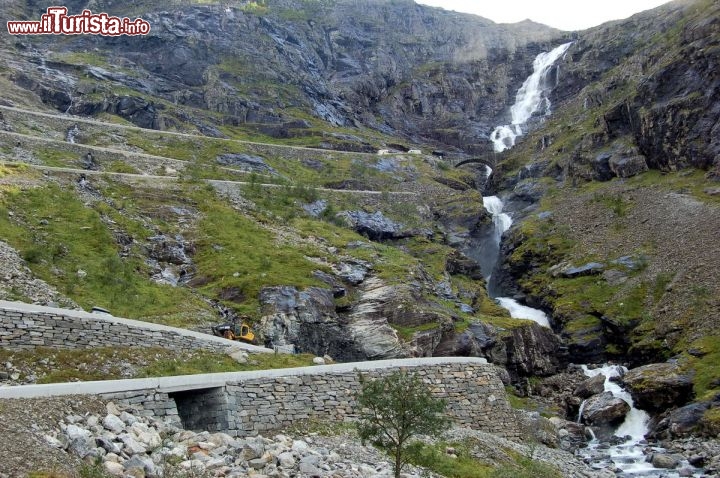 Immagine La cascata Stigfossen si trova a fianco del versante nord dei Trollstigen, la strada mozzafiato della Norvegia.