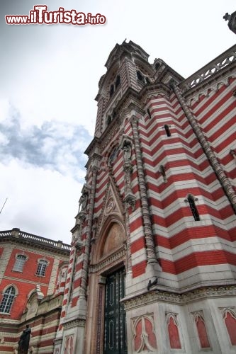 Immagine La Cattedrale di Bogotà (Colombia) si affaccia sulla Plaza Bolivar, ex Plaza Mayor, nel punti in cui nacque la prima chiesa della città nel 1539. Al di là del suo valore religioso ha una indiscutibile valenza storica, data dall'ampia collezione di oggetti liturgici, tessili e ornamentali che contiene da secoli - © gary yim / Shutterstock.com