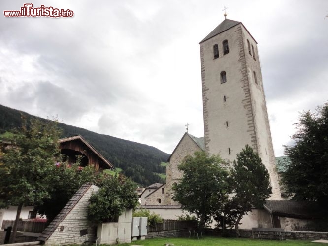 Immagine Il campanile della Collegiata di San Candido, la più importante testimonianza romanica del Sud Tirol.