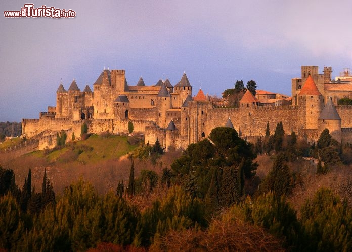 Immagine Cosa nascondono le mura di Carcassonne, il borgo medievale nel sud della Francia? Palazzi storici e viuzze tortuose con botteghe di prodotti tradizionali: i turisti possono acquistare pizzi, sacchetti di erbe di Provenza e altri oggetti artigianali, e nei ristoranti possono gustare le ricette tipiche come il "cassoulet" (lo stufato di carne) - © Paul Palau