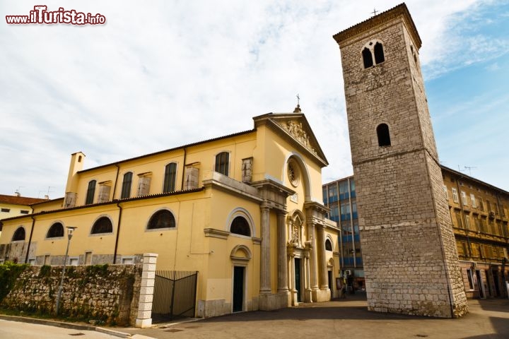 Immagine La chiesa dell'Assunzione della Beata Vergine Maria a Rijeka, Croazia - Concepito probabilmente come cattedrale, questo interessante monumento religioso è collocato accanto al decumanus romano lungo il margine orientale delle mura cittadine e nei pressi del primo porto sull'Eneo. Gli stucchi barocchi dell'arco di trionfo e dell'abside sono attribuiti a Giulio Quadrio; per molti secoli i corpi di sacerdoti e delle famiglie patrizie vennero seppelliti sotto il pavimento della chiesa mentre a partire dal 1901 le pietre tombali furono murate nella parete settentrionale della chiesa. Caratteristico il campanile di stile gotico denominato popolarmente "Torre Pendente" per un'inclinazione di oltre 40 cm dovuta alla costruzione delle sue fondamenta in parte su uno strato tardoantico romano e in parte su un terreno che risente di influssi di corsi d'acqua sotterranei © viki2win / Shutterstock.com