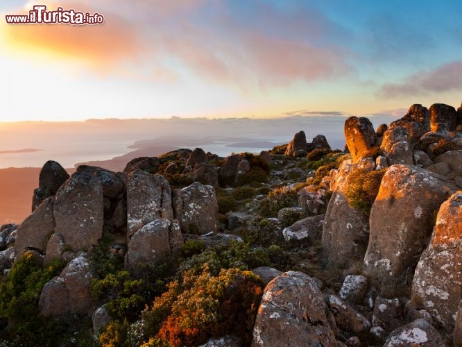 Immagine La cima del Monte Wellington vicino Hobart in Tasmania, è famosa per la formazione rocciosa delle Organ Pipes, delle colonne di roccia lavica - © ian woolcock / Shutterstock.com