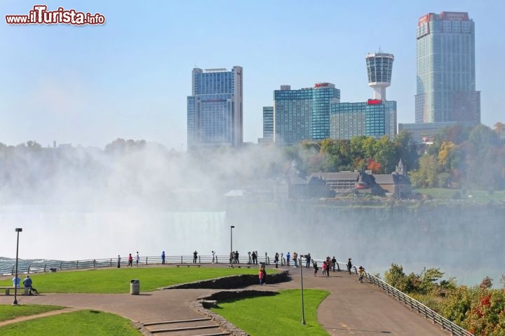 Immagine La città di Niagara Falls, Canada, fotografata dal versante americano: le cascate sono senza dubbio più spettacolari dalla sponda canadese del Niagara River, ma anche dagli Stati Uniti si possono fare ottimi scatti - Foto © alexsvirid / Shutterstock.com