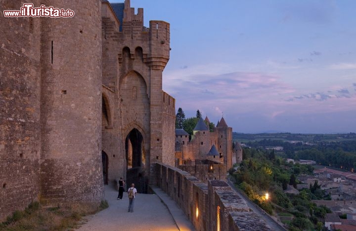 Immagine Carcassonne, la famosa città fortificata della Linguadoca-Rossiglione, è suddivisa in Ville Haute e Ville Basse. Lungo la parte alta si susseguono le torri di guardia, tra cui Tour Vade, Tour du Trauquet, Tour St. Martin, Tour de St. Nazaire e Tour de l'Inquisition - © Paul Palau