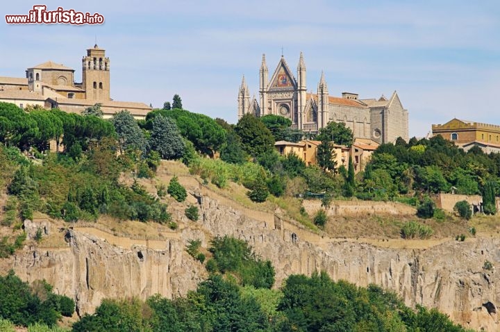 Immagine La citta vecchia di Urbs Vetus dei romani domina la valle del Tevere, dalla cima di uno sperone di roccia tufica - © LianeM / shutterstock.com