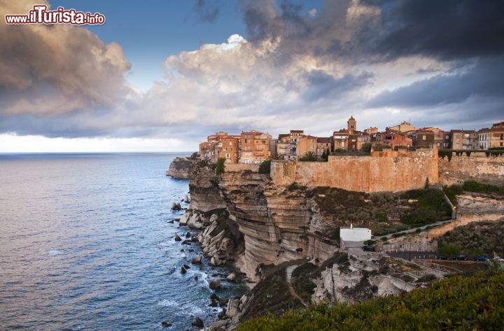 Immagine Bonifacio, Corsica del Sud: il borgo medievale è abbarbicato alla scogliera come un prolungamento del paesaggio e si allunga verso il mare. Quando soffia il vento e le nuvole corrono veloci, chi si affaccia da una finestra a Bonifacio ha la sensazione di essere a bordo di una nave - © DUSAN ZIDAR / Shutterstock.com