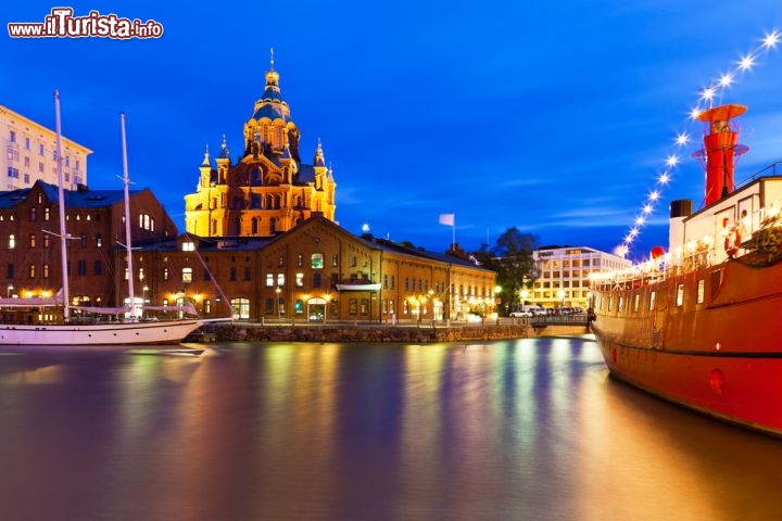 Immagine La citta vecchia di Helsinki in Finlandia, in una fotografia notturna a lunga esposizione - © Oleksiy Mark / Shutterstock.com