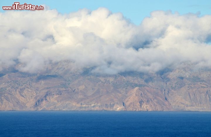 Immagine La costa arida di Ilha Brava a Capo Verde. Il vento dall'oceano, risalendo sulle montagne, spesso le incappuccia in una cortina di nubi permanenti - © Raul Rosa / Shutterstock.com