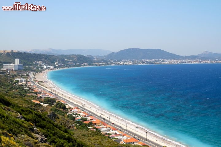 Immagine La costa di Kritika a Rodi, Grecia - Un suggestivo tratto di costa nel quartiere di Kritika: edifici e abitazioni si affacciano sulle acque del mare con alle spalle l'incantevole scenario di una rigogliosa vegetazione © Birute Vijeikien / Shutterstock.com