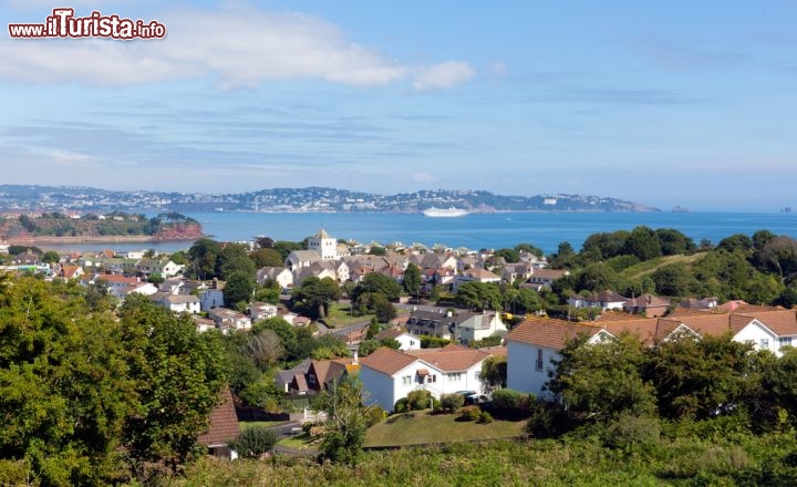 Immagine La costa di Torquay fotografata da Paignton, Inghilterra - Oltre ad alcuni interessanti testimonianze storiche e artistiche, Torquay è apprezzata dai turisti per il suo paesaggio naturale che affianca a colline verdeggianti incantevoli panorami costieri © Mike Charles / Shutterstock.com