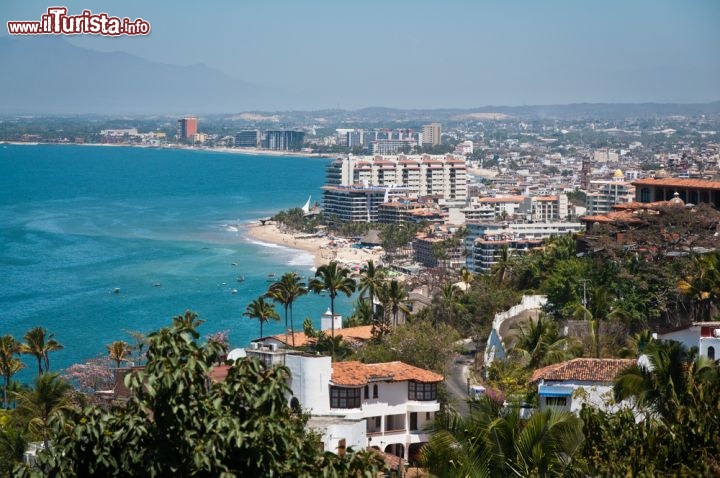 Immagine Bahia de Banderas, Puerto Vallarta: è la principale zona della città per quanto riguarda gli sport acquatici, dal surf alle crociere in barca lungo la costa. Nel periodo compreso tra dicembre ed aprile si organizzano anche escursioni per avvistare le balene, che passano da queste acque per riprodursi - © UgputuLf SS / Shutterstock.com