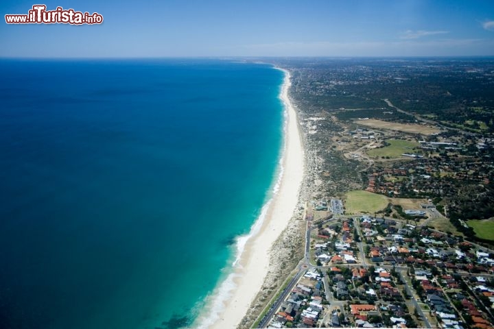 Immagine La costa dell'Oceano Indiano a Perth, Western Australia, vista dall'alto. Il verde dei parchi, i grattacieli scintillanti, i quartieri eccentrici e una splendida architettura coloniale si mescolano fra di loro dando vita ad una delle più caratteristiche cittadine del paese. 49693942