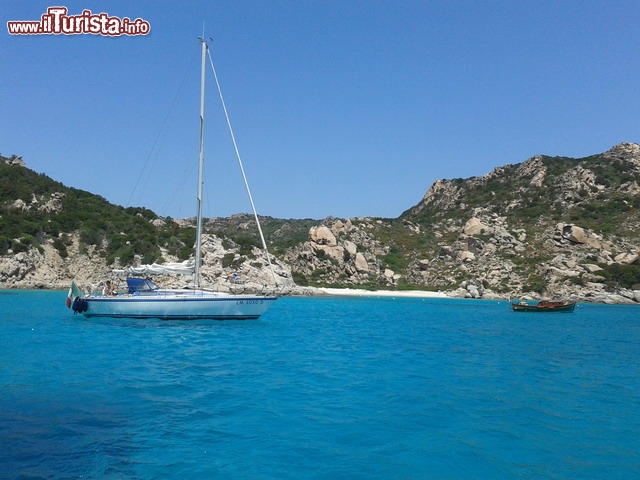 Immagine La magica costa tra Santa Teresa e Porto Pollo, Sardegna - Tra Palau e Santa Teresa di Gallura si trova Porto Pollo (o Porto Puddu), una grande insenatura di sabbia bianca circondata da macchia mediterranea. Le acque cristalline e color smeraldo sono una delle principali caratteristiche di questo tratto di costa a nord della Sardegna