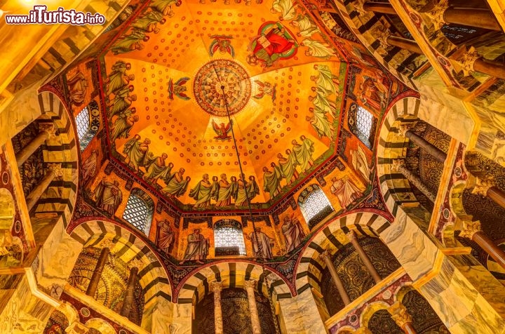 Immagine La cupola della Cappella Palatina di Aquisgrana (Germania) - © matthi / Shutterstock.com