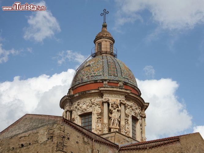 Immagine La cupola della chiesa del Carmine Maggiore di Palermo, Sicilia. La chiesa, realizzata dai Carmelitani nel quartiere normanno di Albergheria, ha alle spalle una lunga storia: la versione originaria risaliva al XIII secolo, mentre quella attuale venne creata tra il 1627 e il 1693. La cupola è del 1680 e ha una decorazione esterna così ricca da essere un capolavoro unico a Palermo e in tutta la Sicilia - © Vera Kalyuzhnaya / Shutterstock.com