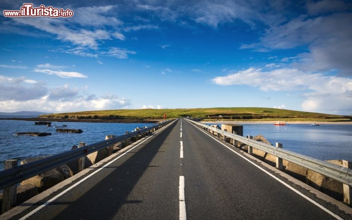 Immagine La diga del golpo Scapa Flow, sormontata da una strada, si trova sulle isole Orcadi in Scozia - © Daniele Carotenuto / Shutterstock.com