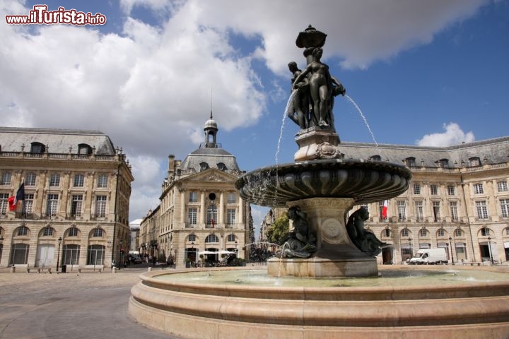 Immagine La fontana di Place de la Bourse si trova in centro a Bordeaux in Francia - © Steve Faber / Shutterstock.com
