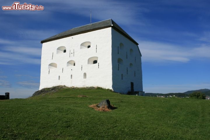 Immagine La bianca fortezza di Kristiansten a Trondheim in Norvegia - © Anne-Britt Svinnset / Shutterstock.com