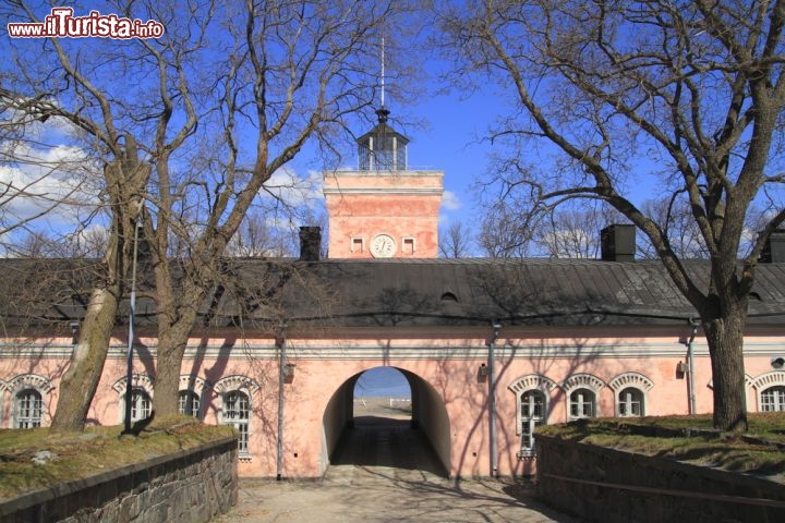 Immagine La fortezza Suomenlinna si trova vicino a Helsinki, al largo della capitale della Finlandia - © Rudolf Tepfenhart / Shutterstock.com