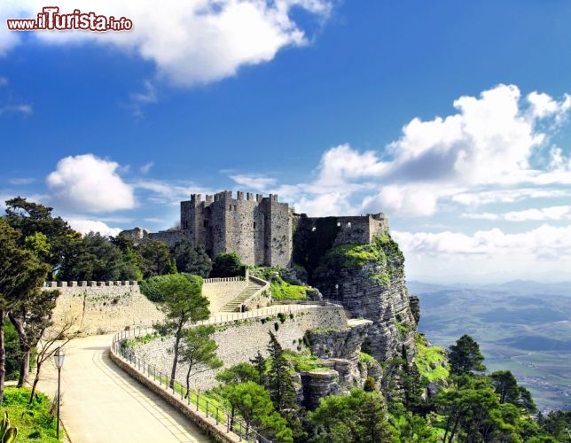 Immagine Nei pressi di Erice (Trapani, Sicilia), sull'omonimo monte, si erge la fortezza di Venere: in posizione isolata rispetto al borgo, regala un magnifico panorama sulla costa da Trapani fino alle isole Egadi e al Capo San Vito. Il castello attuale, di origine normanna, risale al XII secolo e fungeva da residenza dei funzionari reali e da carcere - © giuliaisabella / Shutterstock.com