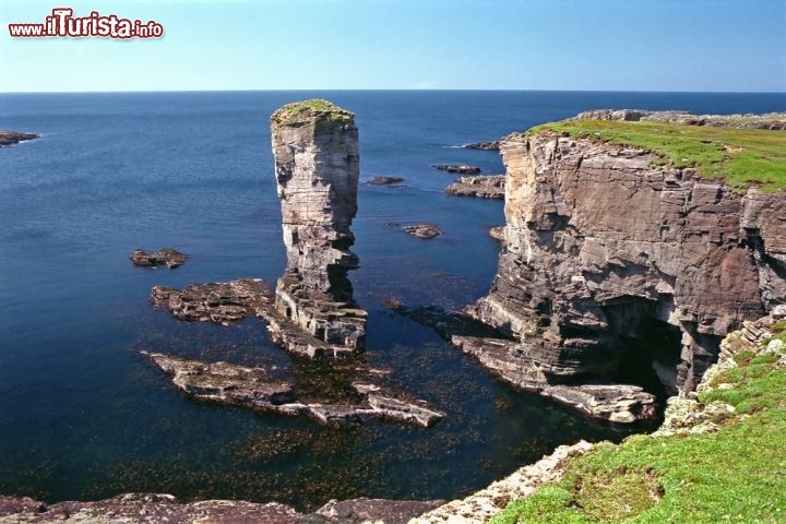 Immagine La grande colonna di roccia, "il vecchio uomo di Hoy" si trova alle Orcadi, al largo della Scozia settentrionale - © Bill McKelvie / Shutterstock.com