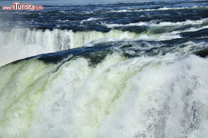 Immagine Foto ravvicinata delle cascate deil fiume Iguassu in Brasile, qui è la zona della famosa Garganta del Diablo - © kenjito / Shutterstock.com