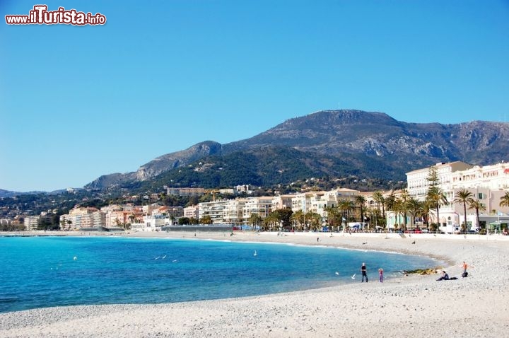 Immagine La grande spiaggia di sabbia frammista a  ciottoli di Mentone, sulla Costa Azzurra in Francia - © MagSpace / Shutterstock.com