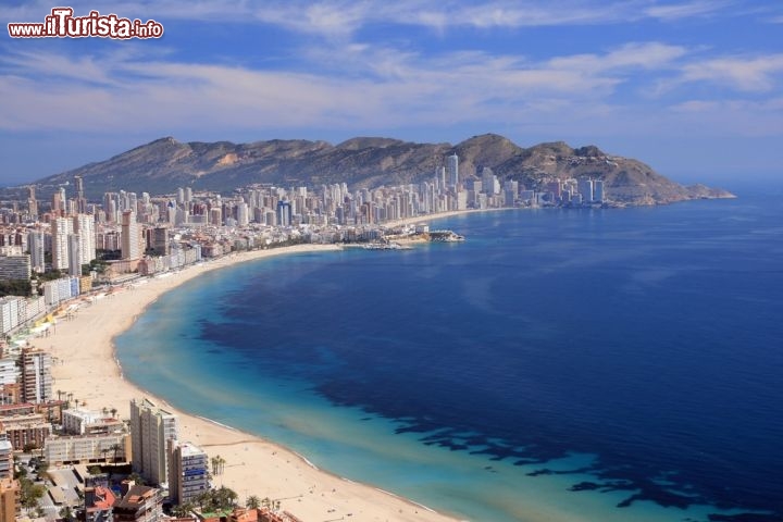 Immagine La grande spiaggia di Benidorm si trova nella Regione di Valencia, lungo le coste centro-orientali della Spagna - © Lledo / Shutterstock.com