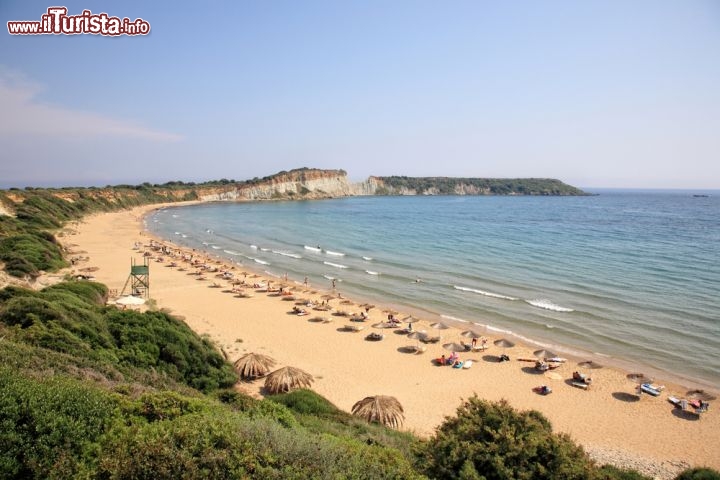 Immagine La grande spiaggia di Gerakas si trova sull'isola di Zante (Zacinto) in Grecia, ed è tra quelle più adatte alle famiglie, in un isola carattarizzata dalle falesie a picco sul mare - © smoxx / Shutterstock.com