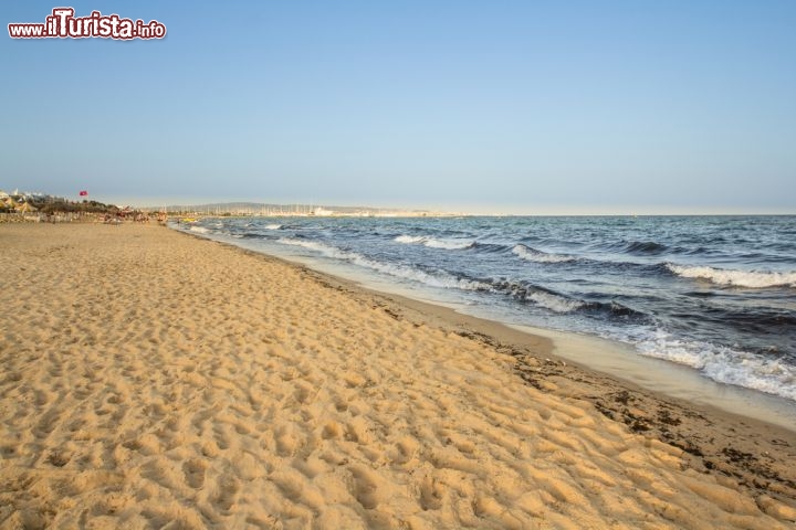 Immagine La grande spiaggia di Hammamet durante la bassa stagione - © Dereje / Shutterstock.com