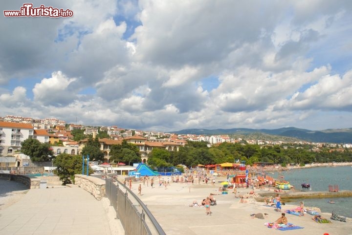 Immagine La spiaggia di Novi Vinodolski, Croazia - Pittoresca cittadina di mare con una ricca tradizione nel campo del turismo, Novi è famosa da sempre per il suo splendido litorale tanto che la prima spiaggia pubblica qui venne costruita nel 1878. Grazie al suo clima piacevole e alla sua variegata offerta alberghiera, nel 1906 ottenne anche lo statuto ufficiale di località di mare e climatica © Marcel Jancovic / Shutterstock.com