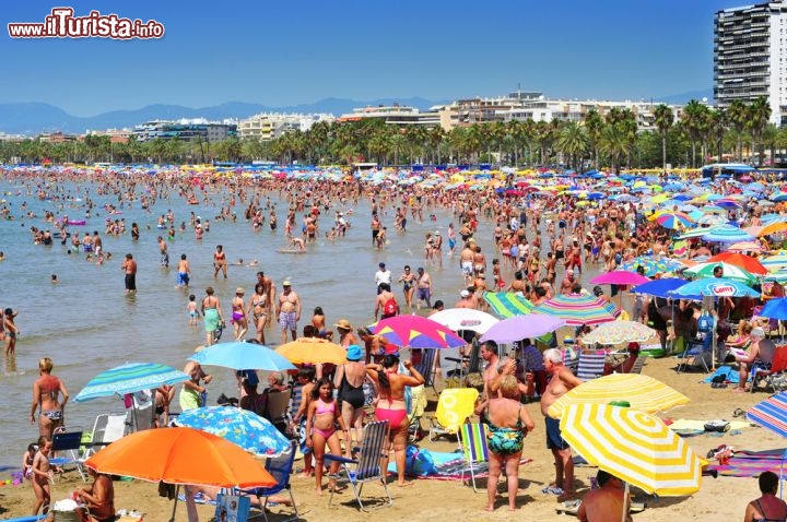 Immagine La grande spiaggia di Salou, in Costa Daurada, è frequentata dagli abitanti di Trerragona, e si affolla di turisti in alta stagione. Siamo in Catalogna, nella Spagna nord orientale - © nito / Shutterstock.com