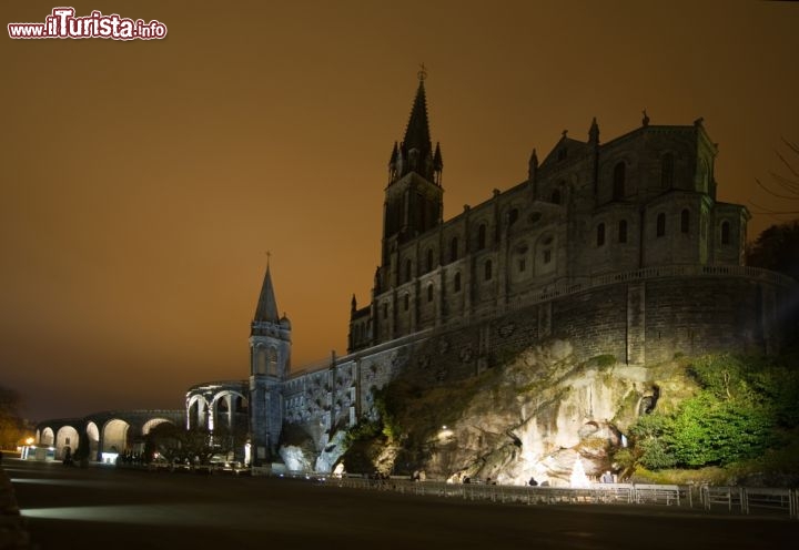 Immagine La grotta di Bernadette a Lourdes, dove avvennero le apparizioni, ed il vicino Santuario - © sursad / Shutterstock.com