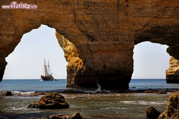 Immagine La grotta marina con spiaggia sotterranea di Sagres in Portogallo  - © rui vale sousa / Shutterstock.com