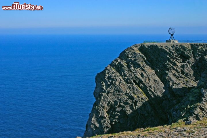 Immagine La maestosa solitudine di Capo Nord il Punto piu elevato di latitudine dell'Europa si trova nel Finnmark e prende il nome di Nordkapp in Norvegia - © Kartouchken/ Shutterstock.com